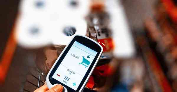 人工智能机器人和人谈恋爱