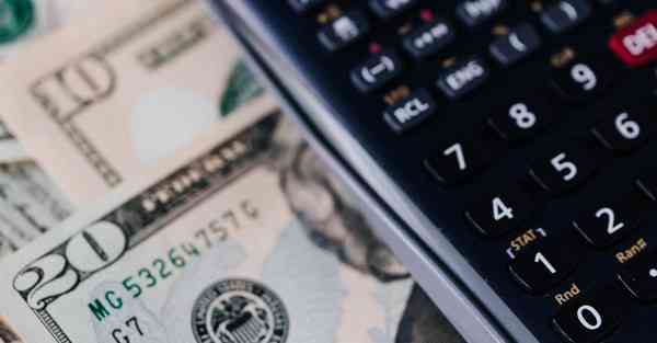 人工智能机器人和人谈恋爱