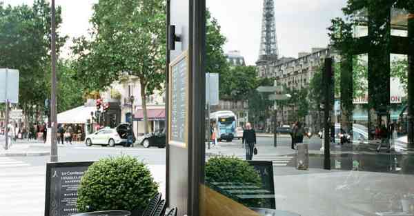 人工智能机器人和人谈恋爱