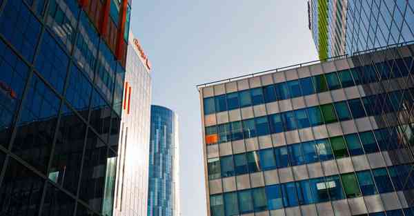 人工智能机器人和人谈恋爱