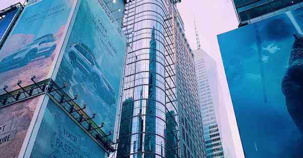 AI绘画美女与跑车横屏