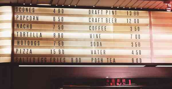 人工智能机器人和人谈恋爱