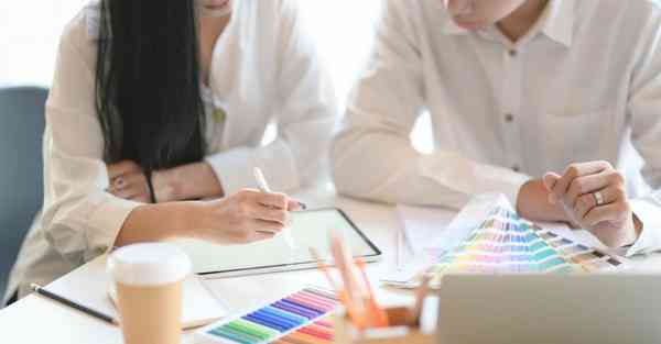 人工智能机器人和人谈恋爱