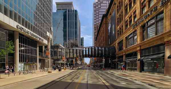 人工智能机器人和人谈恋爱