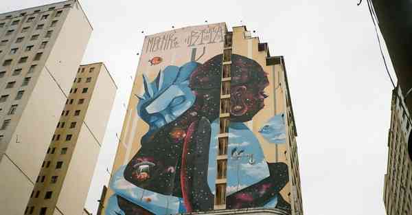 人工智能机器人和人谈恋爱