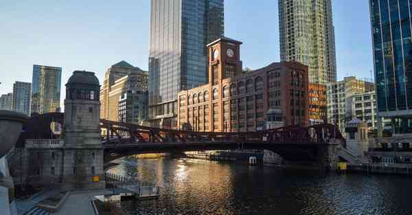 人工智能机器人和人谈恋爱