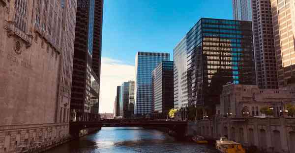 人工智能机器人和人谈恋爱