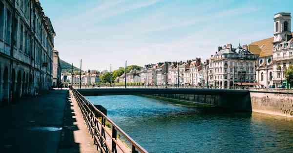 人工智能机器人和人谈恋爱