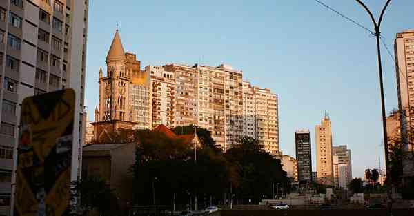 人工智能机器人和人谈恋爱