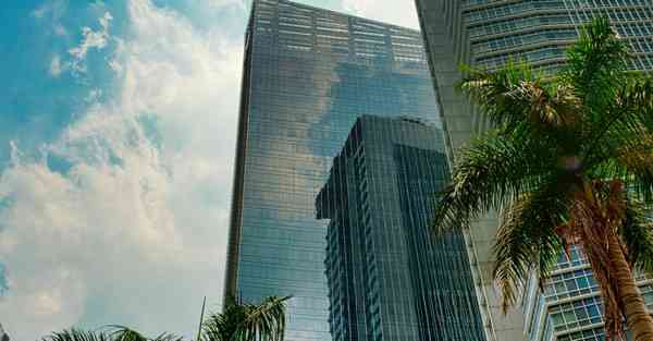 AI绘画美女与跑车横屏