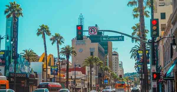 人工智能机器人和人谈恋爱