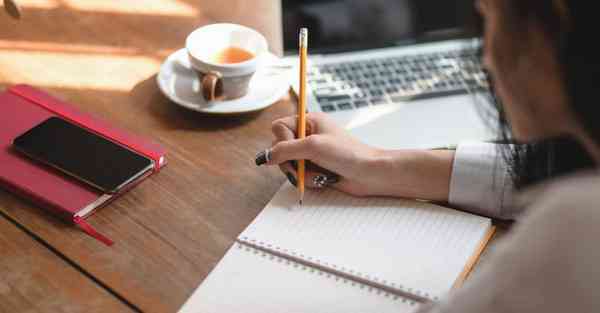 人工智能机器人和人谈恋爱