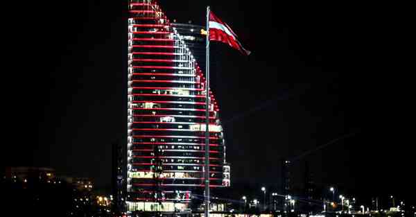 AI绘画美女与跑车横屏