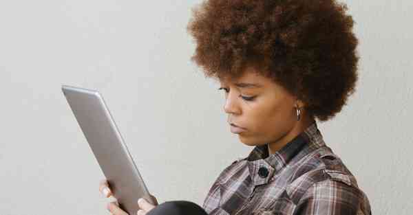 AI绘画美女与跑车横屏