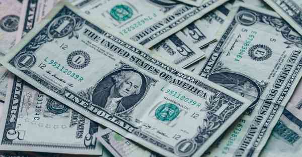 人工智能机器人和人谈恋爱