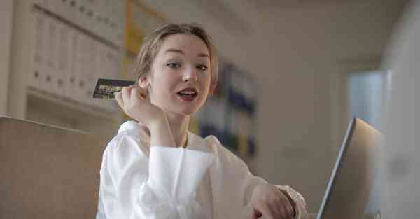 人工智能机器人和人谈恋爱