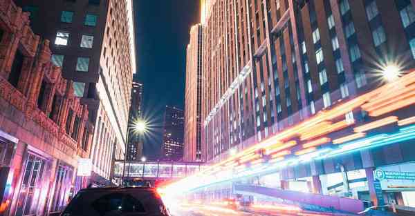 人工智能机器人和人谈恋爱